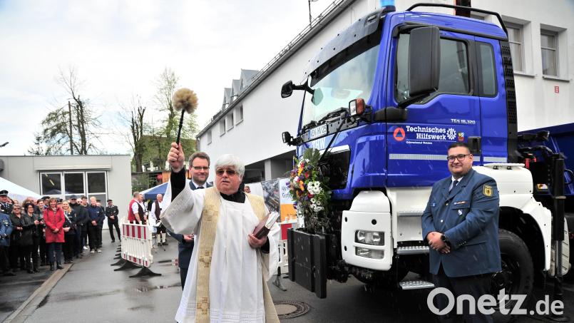 Das THW in Weiden freut sich über ein (fast) neues Einsatzfahrzeug. Hier die Fahrzeugsegnung des neu umgebauten Kippers durch Pfarrer Thomas Jeschner. Bild: Andreas Duschner