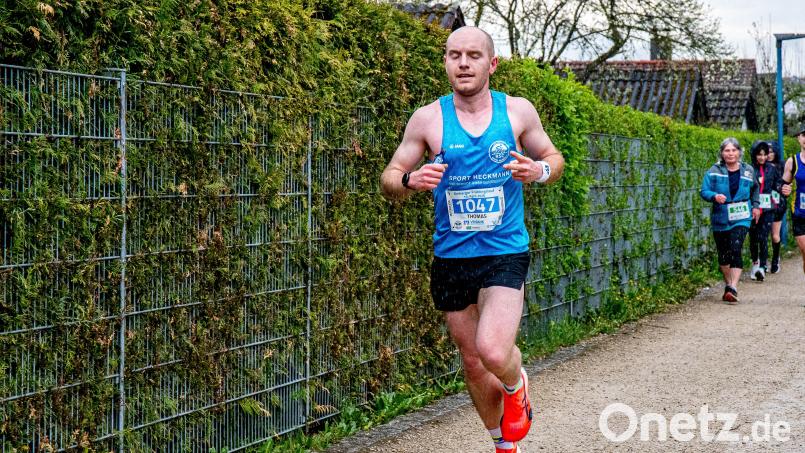 Thomas Stielper macht in diesem Jahr das Triple perfekt. Er gewann zum dritten mal in Folge den Amberger Halbmarathon. Sein großes Saisonziel ist in diesem Jahr der Sieg beim Landkreislauf mit dem RSC Amberg- Sulzbach sowie die 1:10 Stunden beim Halbmarathon zu knacken, die er mit am Sonntag mit 1:11:25 Stunden knapp verfehlte. Bild: chl