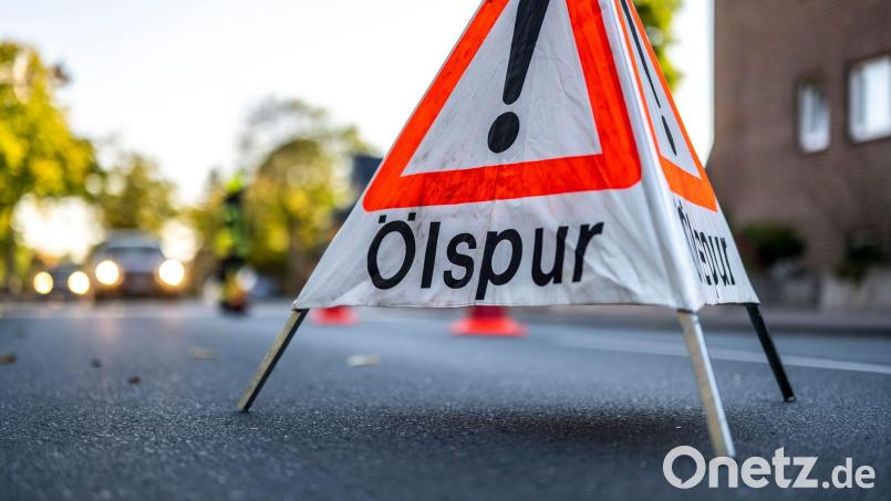 Mit einer Spezialmaschine muss die Fahrbahn gereinigt werden. (Symbolbild) Bild: David Inderlied/dpa