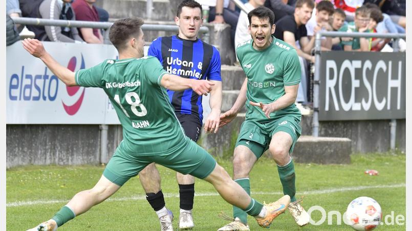 Johannes Golla (rechts) feierte bei der DJK Gebenbach gegen die SpVgg SV Weiden ein Überraschungs-Comeback. Bild: Hubert Ziegler