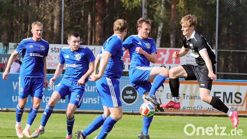 Benjamin Beese, rechts im schwarzen Trikot, setzt sich hier gegen vier Etzenrichter durch. Beese hatte nach einem Eckball auch den Führungstreffer für seinen FC Tegernheim markiert. Bild: war