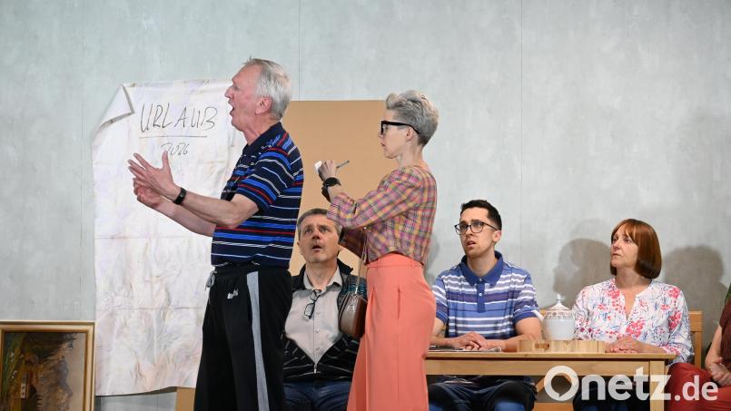 Auch noch im Ruhestand folgt Fräulein Schlüpfer ihrem Chef im Ruhestand Julius Klein noch auf Schritt und Tritt, wenn mit einer Arbeitsgruppe das Ziel der Urlaubsreise finden will. Ausschnitt aus dem aktuellen Stück des Pirker Brettl. Bild: kki