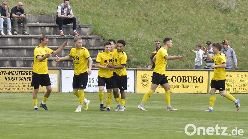 Impressionen vom Spitzenspiel der Fußball-Bezirksliga Nord zwischen dem FC Amberg (gelbe Trikots) und dem SV Hahnbach. Die Partie endete mit 2:1. Bild: Hubert Ziegler