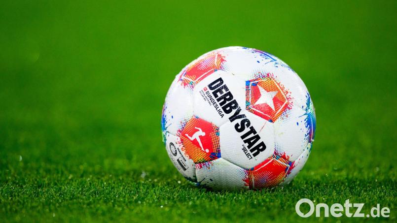 Ein Fußball liegt auf dem Rasen. (Symbolbild) Bild: Tom Weller/dpa