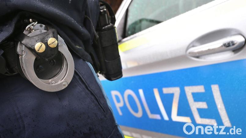 Die Polizei ermittelt nun wegen gefährlicher Körperverletzung, Bedrohung und eines Verstoßes gegen das Waffengesetz. (Symbolbild) Bild: Karl-Josef Hildenbrand/dpa