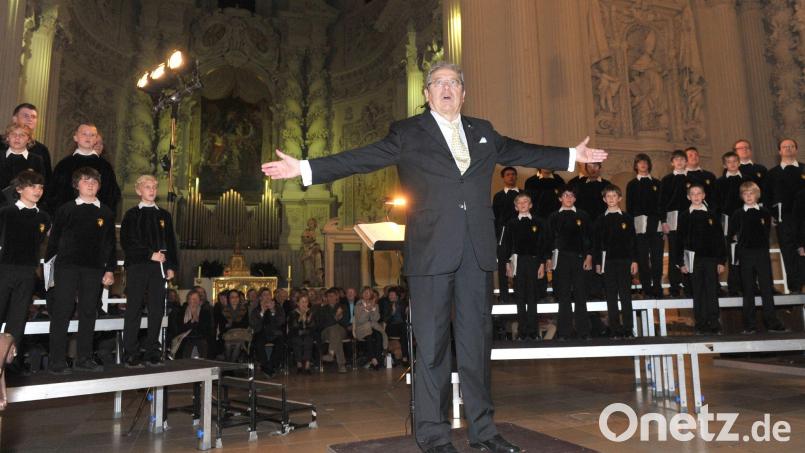 Gerhard Schmidt-Gaden, der Gründer des Tölzer Knabenchors, bei einem Konzert im Jahre 2010. Nun ist der Dirigent im Alter von 88 Jahren gestorben. (Archivbild) Bild: picture alliance / dpa