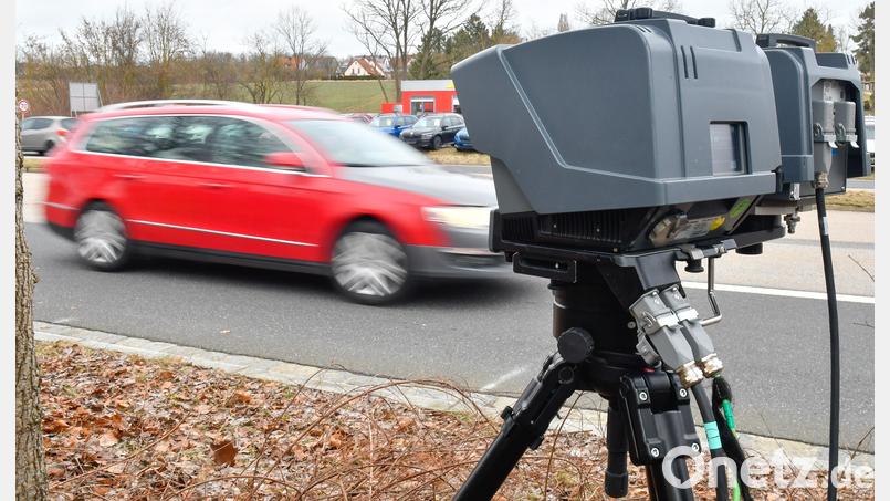 Ein 26-jähriger Fahrer flüchtete in Amberg vor der Polizei. Die Polizei sucht Zeugen. Symbolbild: Petra Hartl