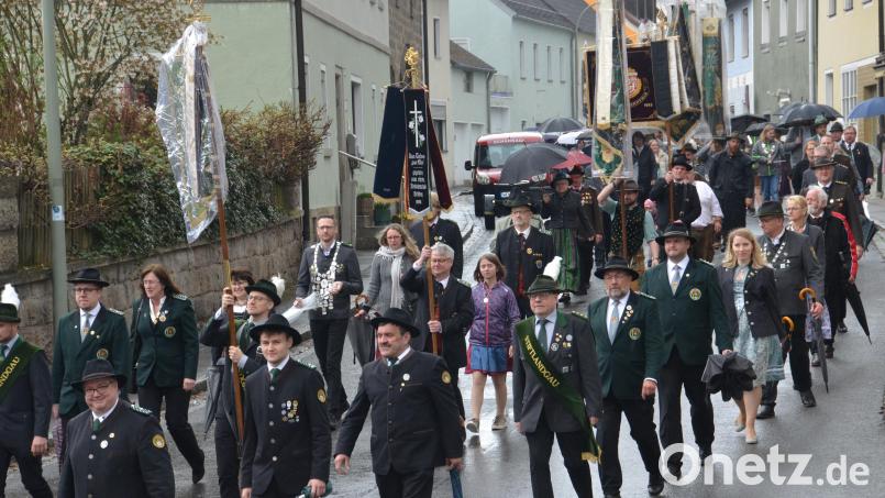 Viele Fahnenabordnungen prägten am Sonntag das Bild in Tännesberg. Bild: dob