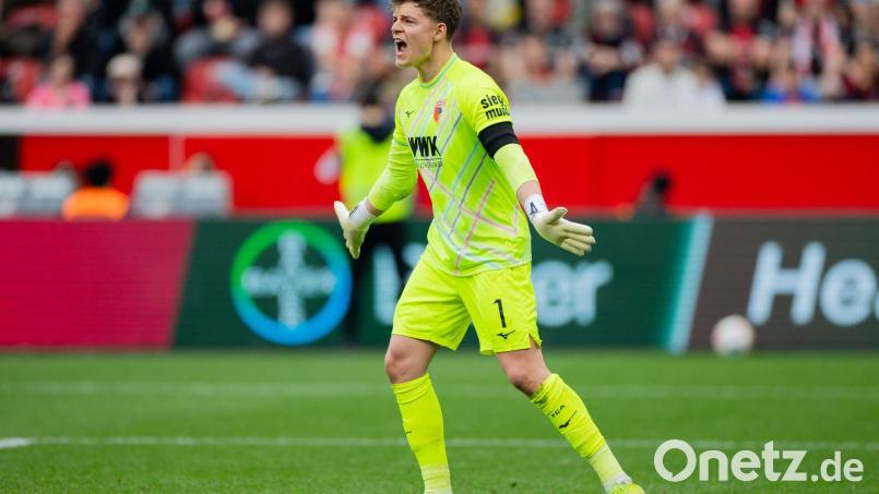 Zeigte gegen Bayer Leverkusen zahlreiche starke Paraden: Augsburgs Torhüter Finn Dahmen. Bild: Rolf Vennenbernd/dpa