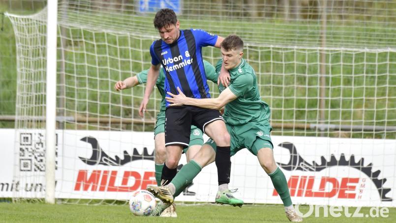 SpVgg-SV-Stürmer Josef Rodler (links) behaupte sich gegen Alexander Moratz. Bild: Hubert Ziegler