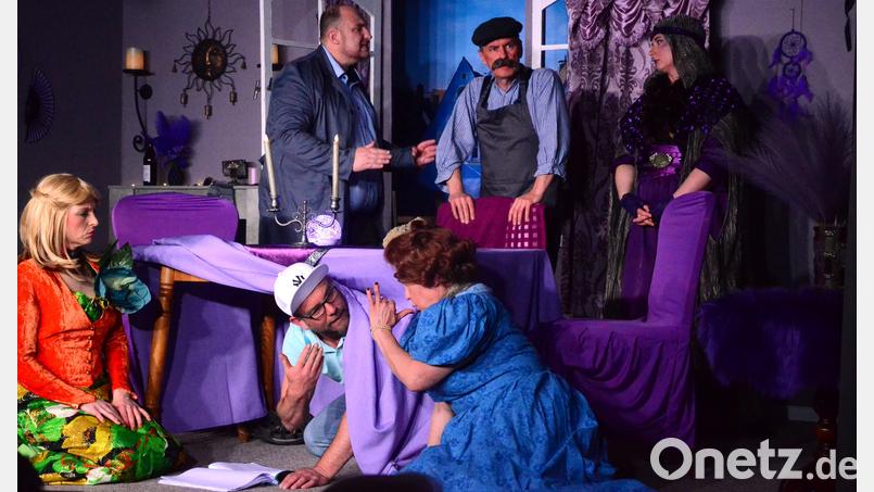 "Nichts als Kuddelmuddel" selbst unter der Tischdecke. Die Theatergruppe "D`lustigen Konrader" überzeugt mit ihrem aktuellen Stück. Bild: Kunz