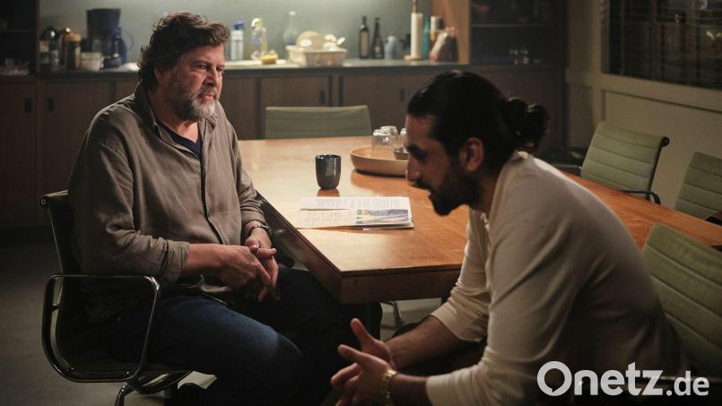 Ramin Taremi (rechtst, Omid Memar) wird in dem neuen „Tatort: Innere Angelegenheiten“ verdächtigt. Er ist ein Intensivtäter, der in diesem Fall aber seine Unschuld beteuert. Bild: Benoît Linder/SWR/dpa