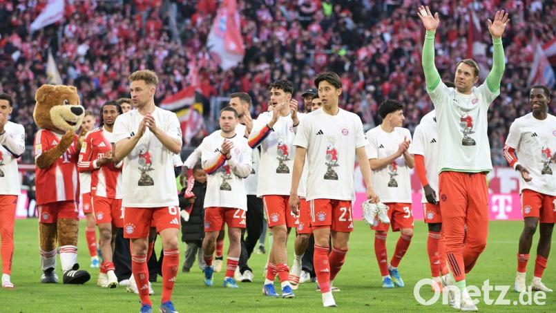 Die Spieler des FC Bayern München lassen sich nach dem Stuttgart-Spiel von den Fans feiern. Aber nur dosiert. Am Mittwoch geht es im DFB-Pokal nach Leverkusen. Bild: Malin Wunderlich/dpa