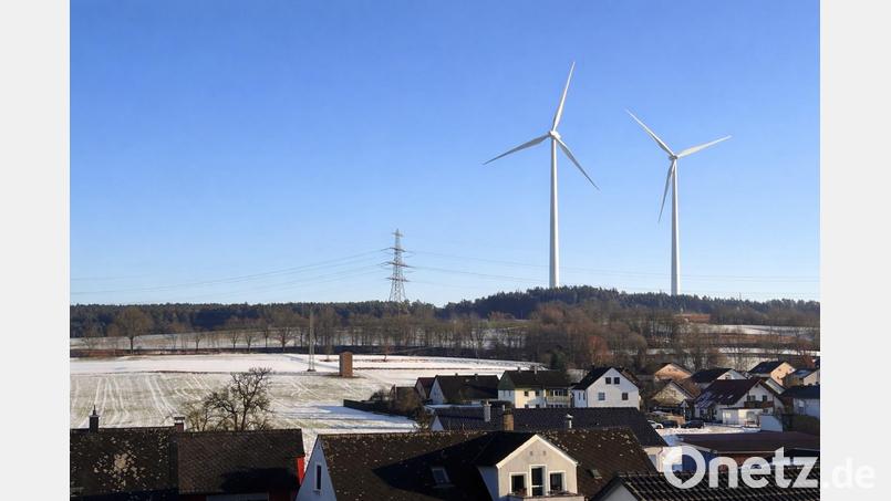 Bürgermeister Ernst Lenk hat sein Foto zur Veranschaulichung der Dimensionen der Windeneergieanlage mit KI generiert. Es zeigt den Blick von Schirmitz Richtung Bechtsrieth. Den höchsten Punkt hat der Regionale Planungsverband als Windvorranggebiet ausgewiesen. Die Gemeinde will dafür keines ihrer Grundstücke hergeben. Bildmontage: Ernst Lenk