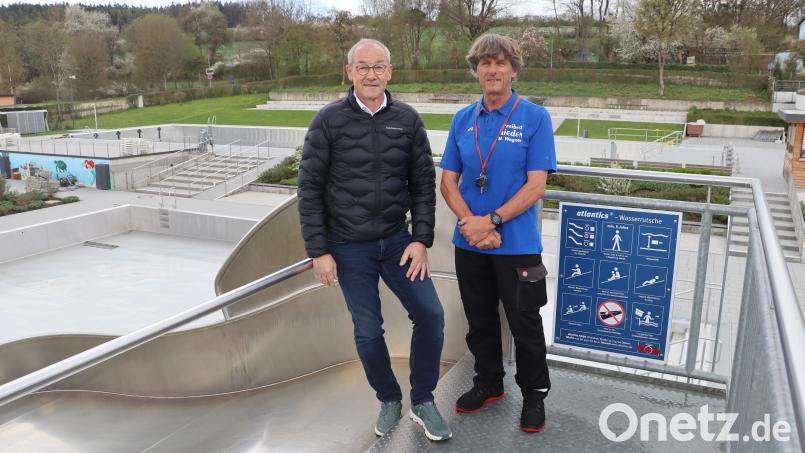 Bürgermeister Erwin Geitner (links) gratulierte Riedens Bademeister Max Wagner zum 40. Dienstjubiläum. Bild: mrr