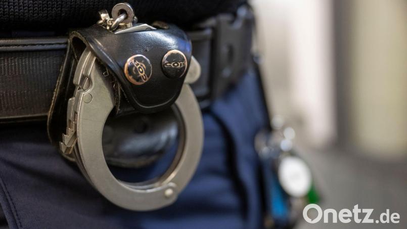 Die Polizei bringt die Betrüger mit 16 weiteren Taten in Verbindung. (Symbolbild) Bild: Peter Kneffel/dpa