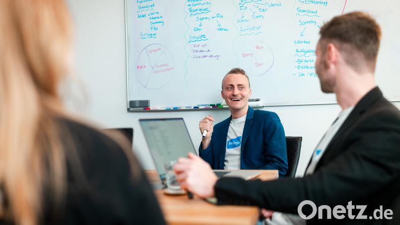 Der Amberger Christian Gnerlich (Mitte) im Gespräch mit seinem Geschäftspartner Markus Wensauer. Zusammen haben sie das Start-up Brainjo gegründet. Bild: Julia Drahan