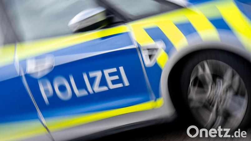 Ein Eisenteil fällt von einem Anhänger auf der B 85 und beschädigt ein Wohnmobil. Symbolbild: Hendrik Schmidt/dpa