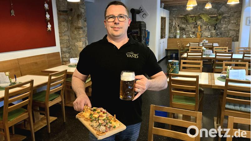 Andreas Schander mit Brotzeitbrett und Zoiglbier im Marktcafé des Mehrgenerationenhauses in Mitterteich: Der 39-Jährige hat eine Event- und Cateringfirma gegründet und will mit regelmäßigen Veranstaltungen die Gastroszene bereichern. Bild: lnz