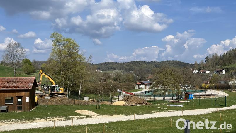 An Pfingsten soll das Königsteiner Naturbad öffnen. Derzeit wird hier noch fleißig gearbeitet, ein Bagger hat den Boden aufgerissen, um Rohre zu verlegen. Bild: hdk