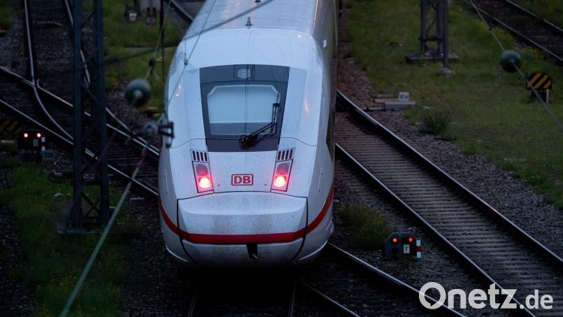 Bundesweit werden immer wieder Zugbegleiter angegriffen. (Symbolbild) Bild: Sven Hoppe/dpa