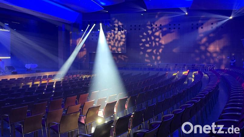 Interessante Einblicke hinter die Kulissen wie hier in die Saaltechnik erhielten die Gäste des Tags der offenen Tür im Rahmen der halbstündlich angebotenen Führungen. Bild: Susanne Schwab