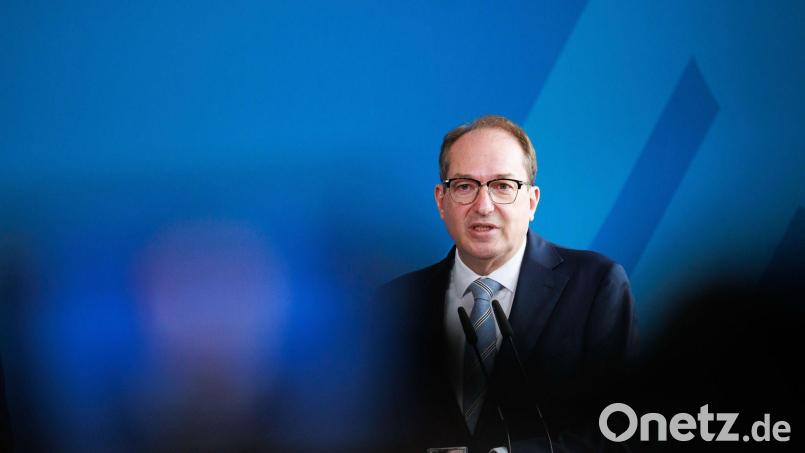 Bundesinnenminister Alexander Dobrindt (CSU) sagt, für Minister und den Bundeskanzler werde es keine Erhöhung geben. Bild: Carsten Koall/dpa