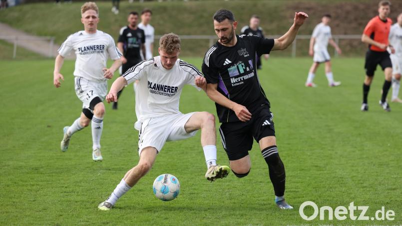 Simon Heser (weißes Trikot) und der SV Neusorg haben durch den Sieg gegen die DJK Ebnath die Meisterfeier des FC Dießfurt in der Kreisklasse West zumindest um eine Woche verschoben. Bild: Dieter Jäschke