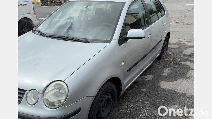 In Schwandorf wurden am Wochenende die Reifen eines geparkten Autos zerstochen. Die Polizei sucht Zeugen. Bild: PI Schwandorf/Rösch