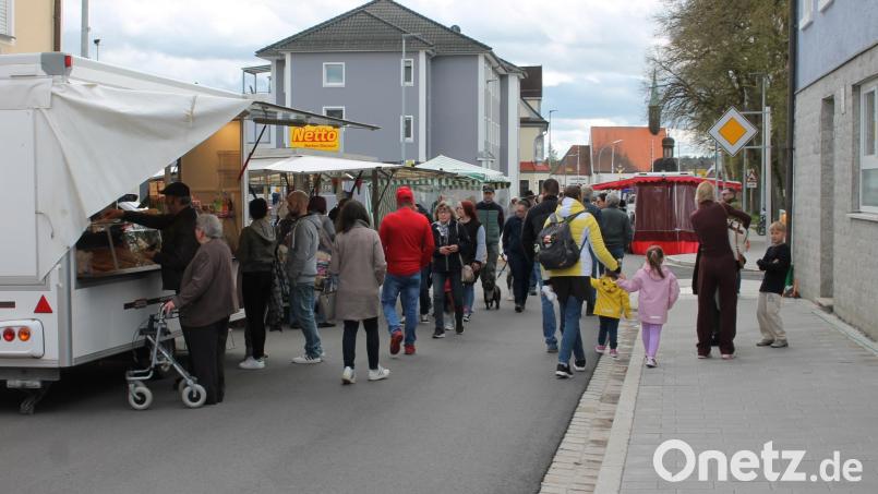 Lebhaft ging es in der Bahnhofstraße am Nachmittag zu - die "verdächtigen" grauen Wolken hielten allerdings offenbar manchen potenziellen "Standlgeher" vom Marktbummel ab. Bild: Bernhard Piegsa