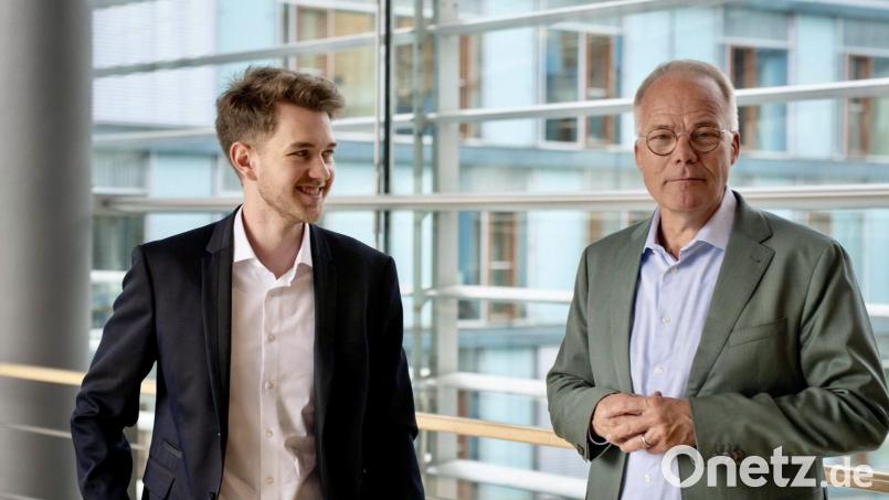 David Mandrella (links) aus Kümmersbruck hat seine erste Woche im Bundestag hinter sich. Hier wird er von SPD-Fraktionschef Matthias Miersch begrüßt. Bild: Raphael Krämer