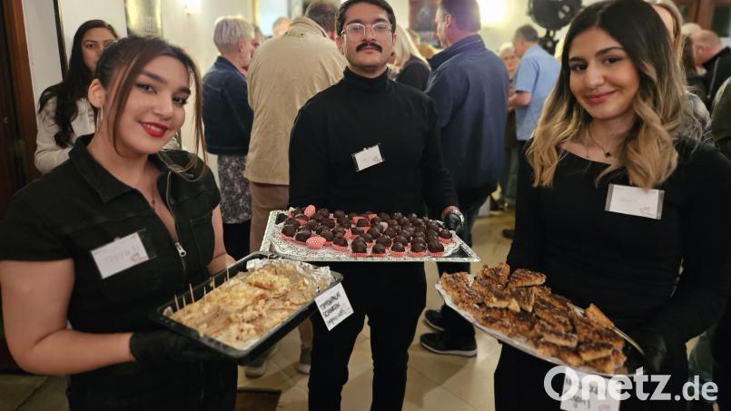 Wer im Foyer stand, entkam den freundlichen Helfern an diesem Abend nicht. Sie überschütteten ihre Gäste mit Höflichkeiten und boten ihnen zuhauf Essen an. Ein "Nein" akzeptierten sie in den meisten Fällen nicht, sodass bei der Interkulturellen Filmnacht sicherlich niemand hungrig nach Hause ging. Bild: Christopher Dotzler
