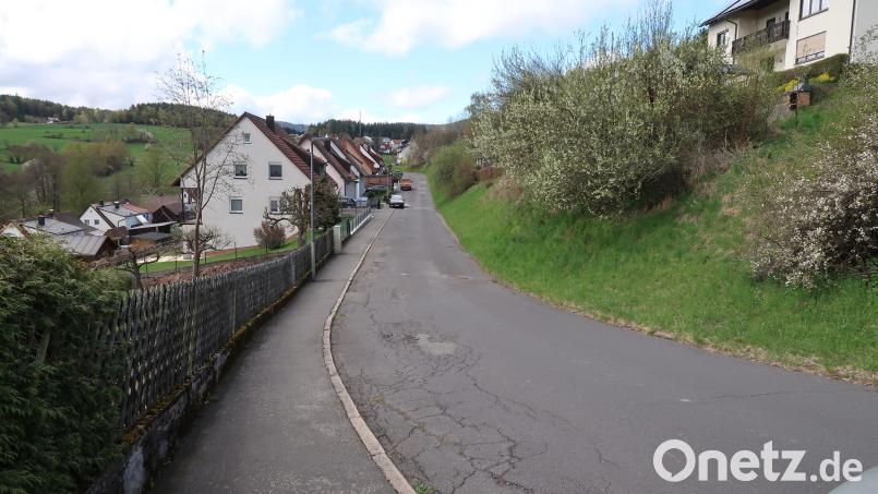 In Angriff nehmen will die Gemeinde Friedenfels die Sanierung der Schusterbergstraße (Bild). Für die Baumaßnahme sind dafür in den nächsten beiden Jahren 900.000 Euro im Investitionsplan ausgewiesen. Bild: bsc