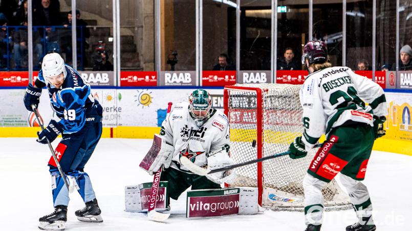 Oskar Autio (Mitte) spielt künftig für die Eisbären Regensburg. Archivbild: Elke Englmaier