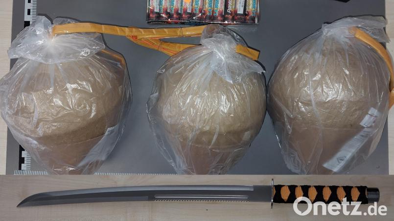 Die Bundespolizei hat bei Kontrollen am Wochenende zahlreiche Waffen und verbotene Kugelbomben sichergestellt. Bild: Bundespolizei