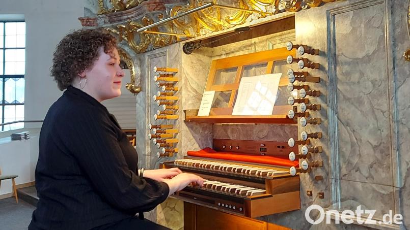 Bei ihrem Konzert in der Stadtpfarrkirche schätzt Luise Künzl die differenzierten Klangschattierungen der Oberviechtacher Eisenbarth-Orgel. Bild: lg