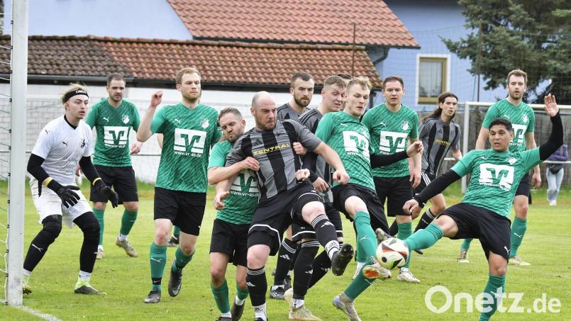 Alarmstufe Rot im Haselmühler Strafraum bei einer Köferinger Ecke, doch Sebastian Blödt (4.v.l.) vom ASV Haselmühl hat den Köferinger Spielertrainer Daniel Boes (rechts daneben) fest im Griff, während sich der Haselmühler Torhüter Donatien Michel (ganz links) bereits in Abwehrhaltung befindet. Bild: Hubert Ziegler