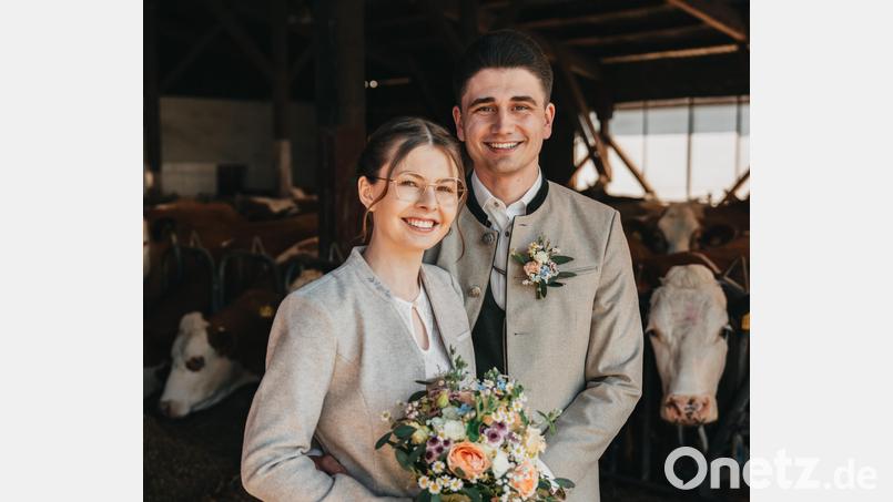 Leonie und Ben Luber im Kuhstall. Ein bisher seltenes, aber passendes Bild, da das Brautpaar den elterlichen Bauernhof der Braut übernehmen wird. Bild: Timo Viehmann