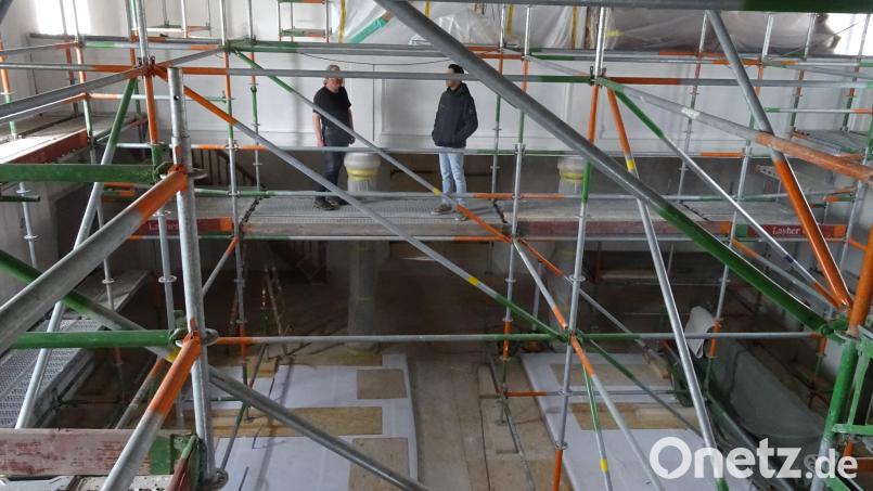 Wie in einem Labyrinth: Im Innenraum der Wolfringer Kirche ist durch eine niederbayerische Firma ein Gerüst errichtet worden. Es umfasst drei Etagen und reicht hinauf bis zum Deckengemälde. Die Stege und Treppen dienen den Arbeitern nun als trittfeste Unterlage für Sanierungen an der sogenannten Raumschale. Bild: Houschka