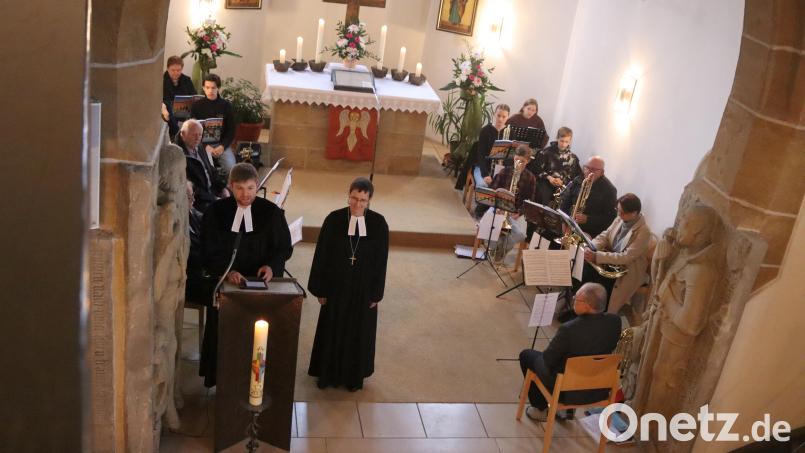 Dekanin Ulrike Schmitt (r.) und Pfarrer Daniel Götzfried (l.) führten gemeinsam durch den Festgottesdienst der Glockenweihe. Bild: mfh