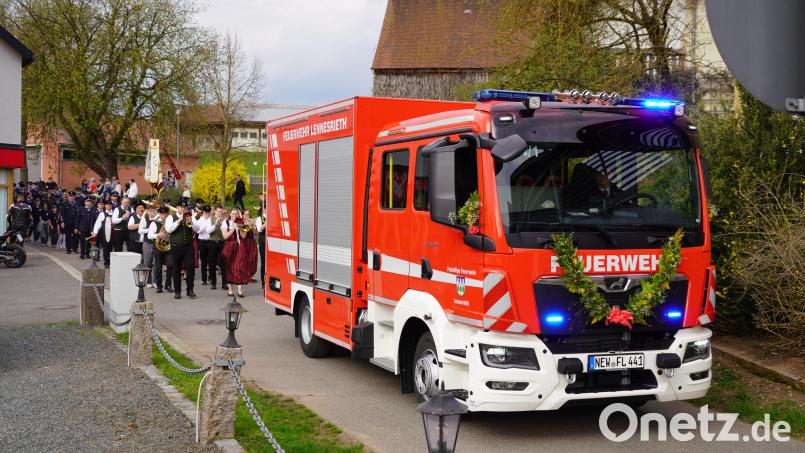 Das neue Lennesriether Einsatzfahrzeug führt den Festzug zur Albersriether Riedlhalle an. Bild: fvo