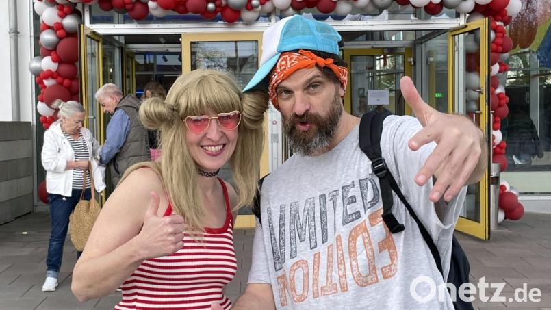 Die Schauspieler Silke Heimann und Kay Waidelich hießen die Gäste beim "Tag des offenen ACCs" in verschiedenen Verkleidungen willkommen. Bild: Susanne Schwab