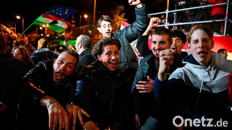 Junge Ungarn bejubeln die Abwahl des rechtspopulistischen Ministerpräsidenten Viktor Orbán in Budapest. Bild: Denes Erdos/AP/dpa