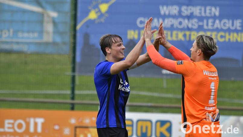 Torwart Justin Bartl (rechts) und Kapitän Felix Behnke bejubeln den Derbysieg in Gebenbach. Auch in Neumarkt wollen sich die Weidener über Zählbares freuen. Bild: Hubert Ziegler