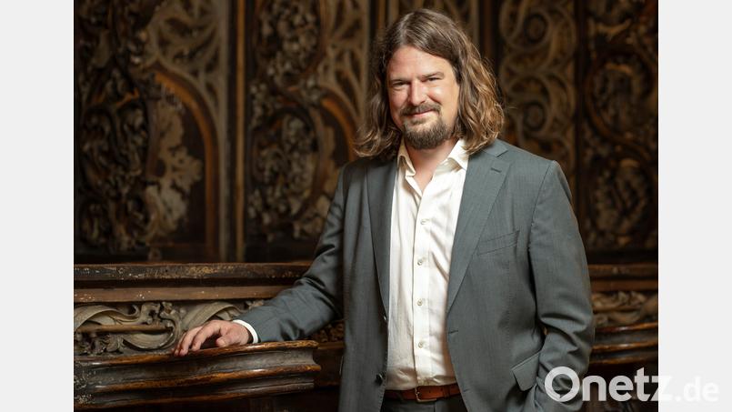 Der Organist Professor Martin Sturm stellt die besonderen Qualitäten der neuen Georgsorgel vor. Bild: Carsten Schenker, campradmedia