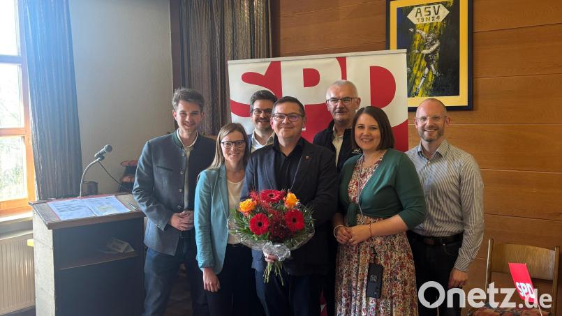 Gregor Forster (Mitte) steht künftig an der Spitze des SPD-Unterbezirks Neustadt-Weiden-Tirschenreuth. Bild: Sarah Lehner