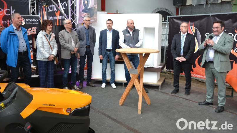 Wirtschaftsstaatssekretär Tobias Gotthardt (rechts) eröffnete die 9. Konnersreuther Handwerkermesse. Mit dabei (weiter von rechts) Bürgermeister Max Bindl, Organisator Markus Konrad, der neue Bürgermeister Andreas Malzer, Siegfried Schiml, MdL Martin Scharf, Inge Härtl und Reinhard Wurm. Bild: jr