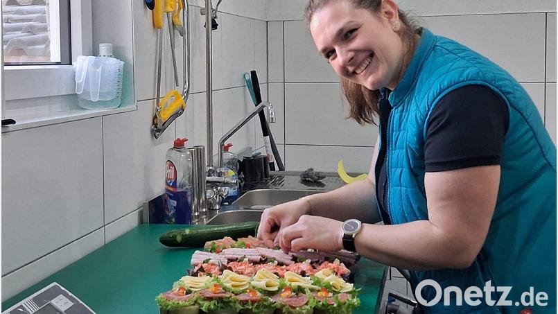 Jaqueline Jettke bei der Gestaltung einer Häppchen-Platte: 2025 gründete sie in Pechbrunn einen Partyservice. Bild: Doris Scharnagl-Lindinger