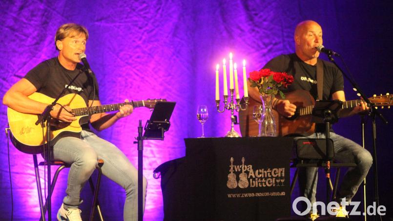 Das Duo "Zwoa Achterl - bitte" gastierte am Samstag vor 350 Zuhörern in der Schwarzenfelder Miesberg-Gaststätte. Bild: Hirsch