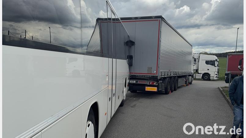 Am Parkplatz Alberndorf bei Wackersdorf rollt ein Bus gegen einen Sattelzug, weil die Handbremse nicht angezogen war. Der Schaden beträgt rund 10.000 Euro. Bild: PI Schwandorf/Fischer